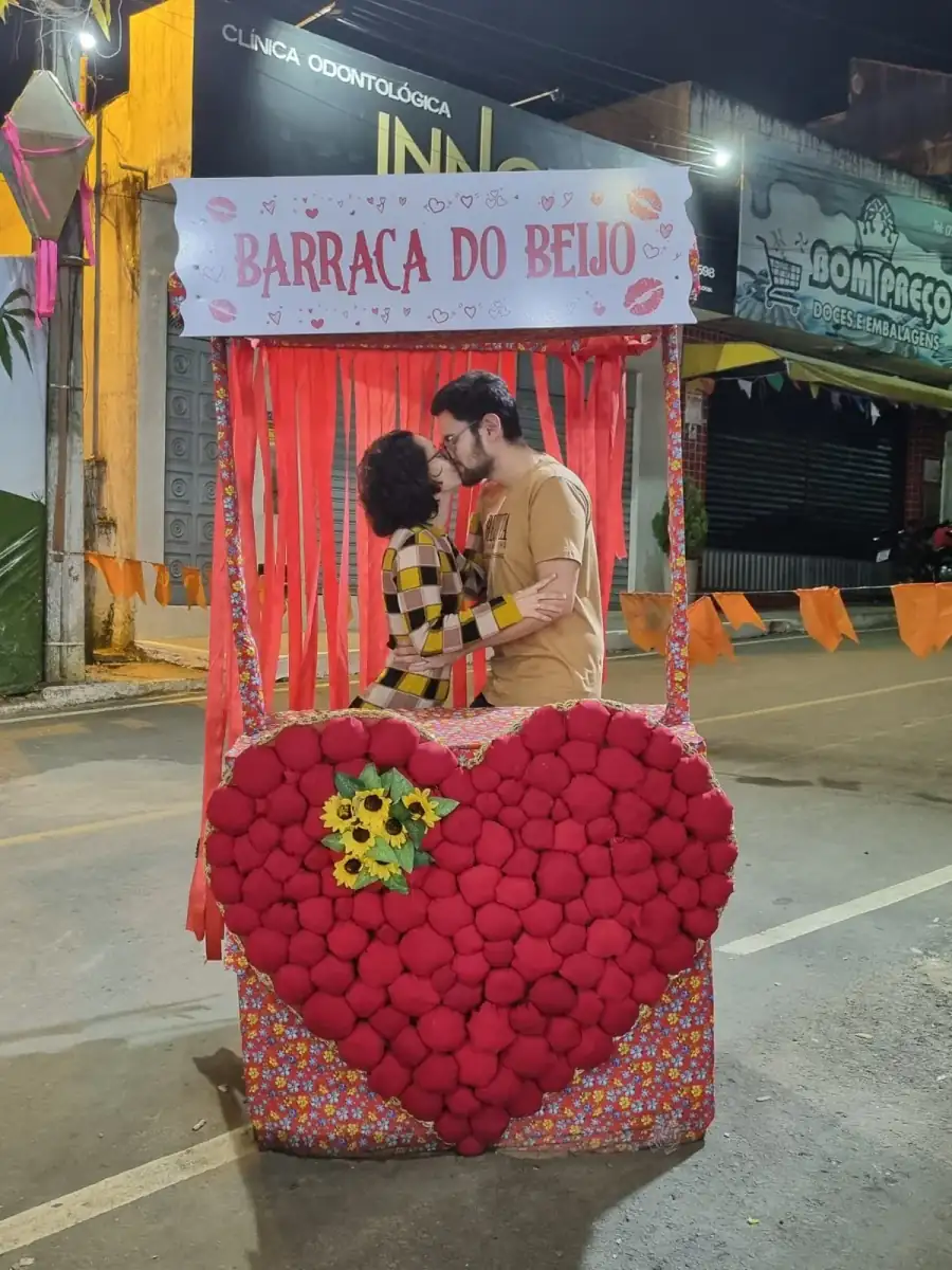 Foto do casal sorrindo